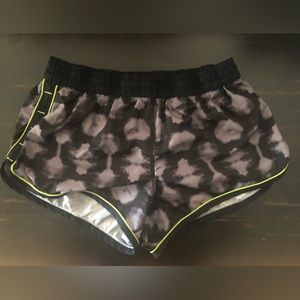 Black tie-dye athletic shorts size L
